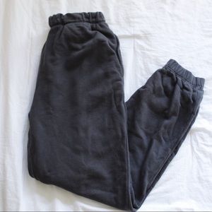 Dark grey mid-rise sweatpants with side pockets. In great conditions.